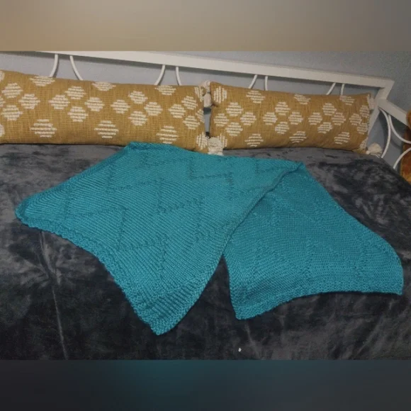 Hand Knit Thick Chevron Bed Runner in Bluebird Blue 26x64in. NEW - Picture 12 of 15